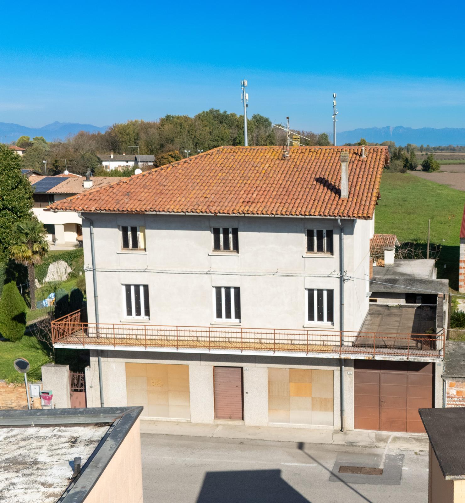 Immagine di VILLA DA RISTRUTTURARE CON PROGETTO IN CENTRO A CAMINO AL TAGLIAMENTO